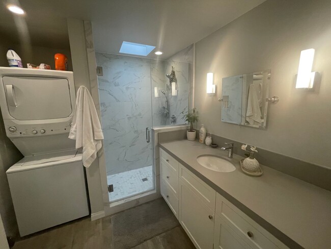 Building Photo - PET FRIENDLY Property! Sunning 1 Bedroom 1...
