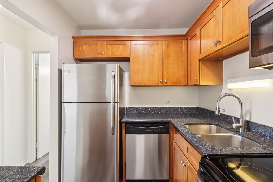 Primary Photo - Georgian Court Apartments