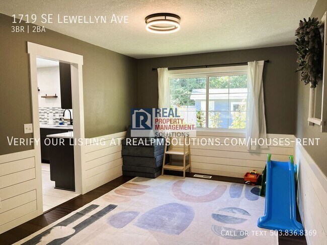 Building Photo - 1719 SE Lewellyn Ave