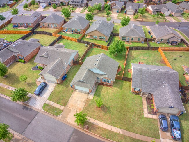 Building Photo - Charming Home in Edmond + Edmond Schools