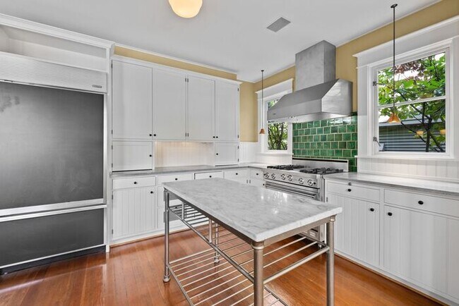 Building Photo - Stunning 1909 Craftsman w/ AC in Coveted Capitol Hill