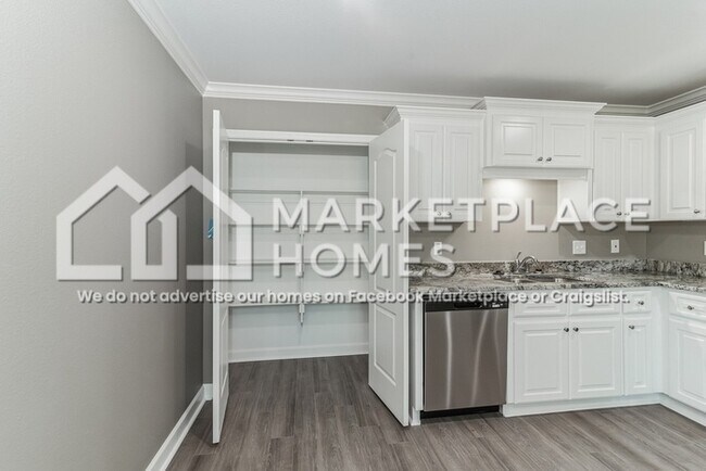 Building Photo - 904 W 23rd St