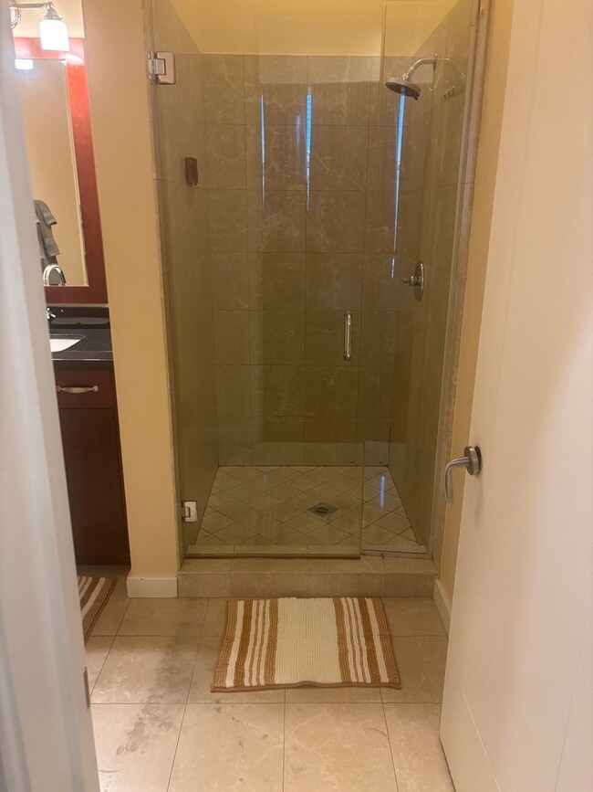 Building Photo - Panorama Towers / Villa Style Condo on two...