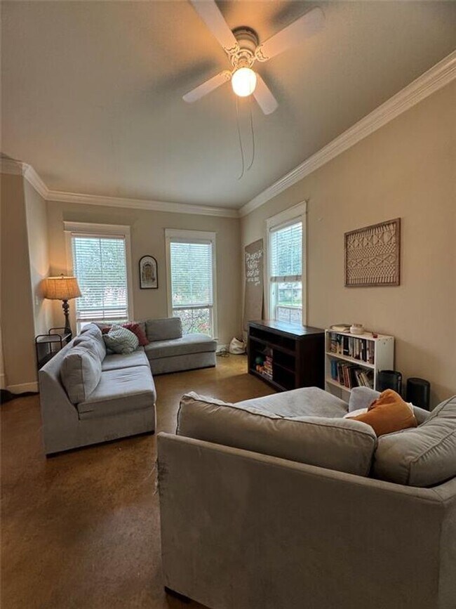 Building Photo - Two Units, One building, 8 Bedrooms 6 Baths!