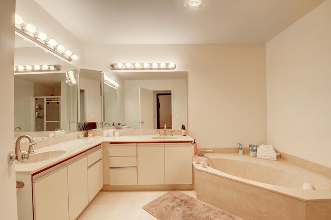 Building Photo - 4666 Fountains Dr S