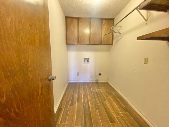 Building Photo - Pre leasing now for 4/01 move in.