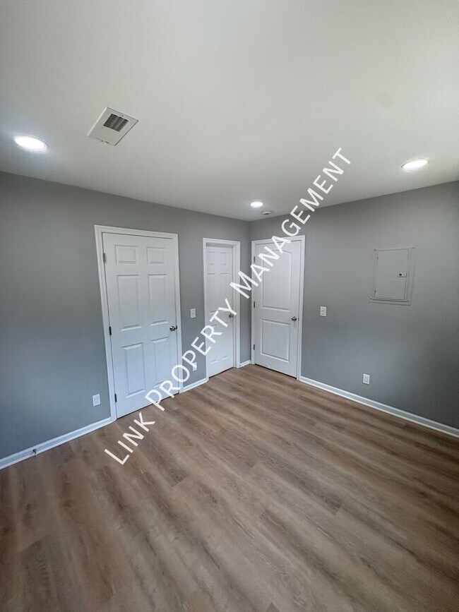 Building Photo - 123 Sequoia Dr