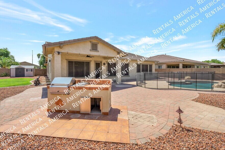 Building Photo - 374 W Azalea Dr