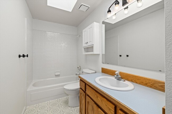 Building Photo - Charming 3-Bed, 3-Bath Home in Quiet Boise...