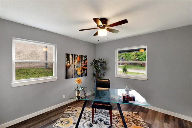 Building Photo - 1425 Oakhill Dr