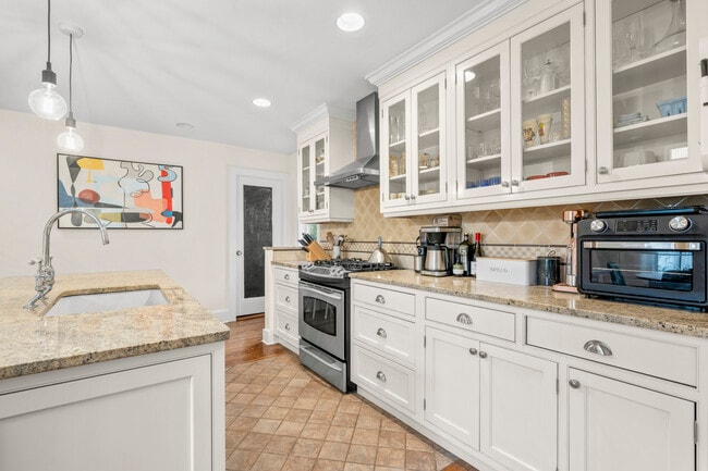 Building Photo - 39 Hillcrest Ave