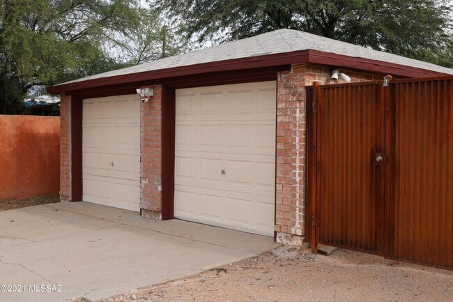 Building Photo - 1202 N Tucson Blvd
