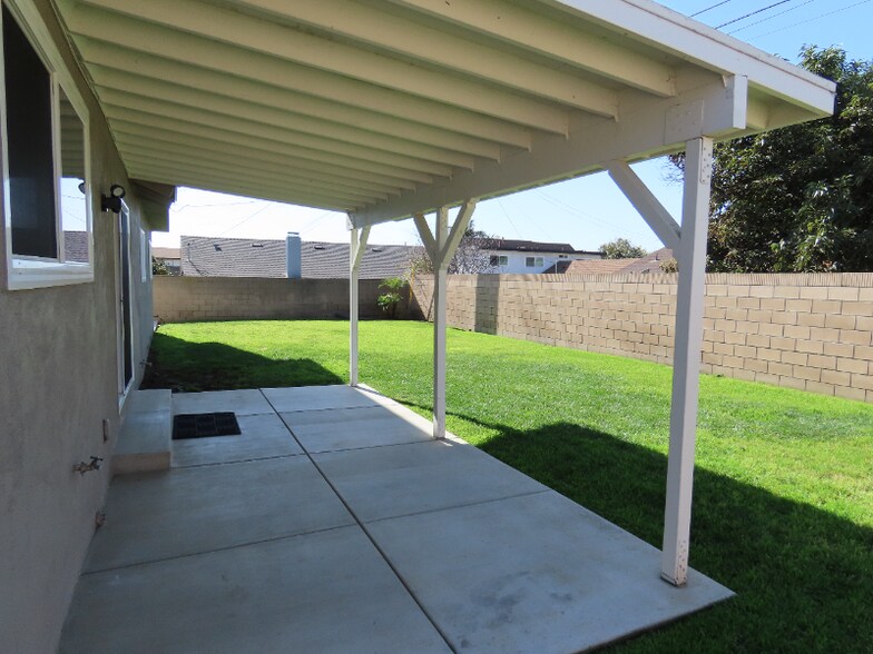 Building Photo - 11852 Crystal Ave