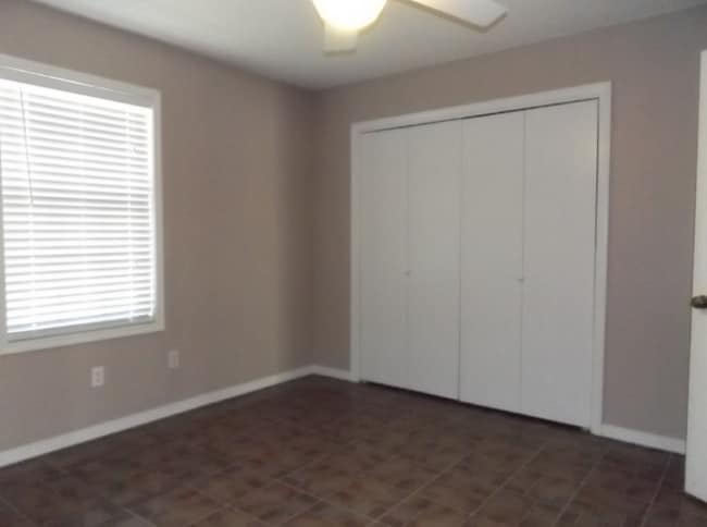Building Photo - -Bed, 1.5-Bath Duplex in Bellview with Garage, Indoor Laundry, and Private Fenced Backyard
