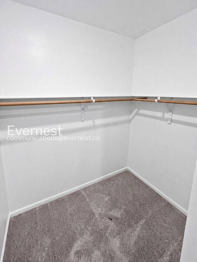 Building Photo - Cozy 4-Bedroom Home with Modern Amenities / Pet-Friendly / Available Now!