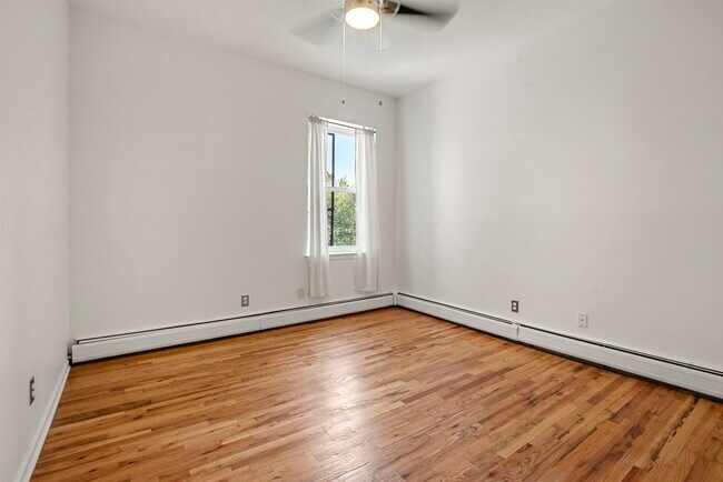Building Photo - 226 1st St