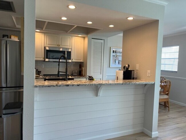 Building Photo - 1BR/1BA Newly Renovated Canal front Condo on Venice Island