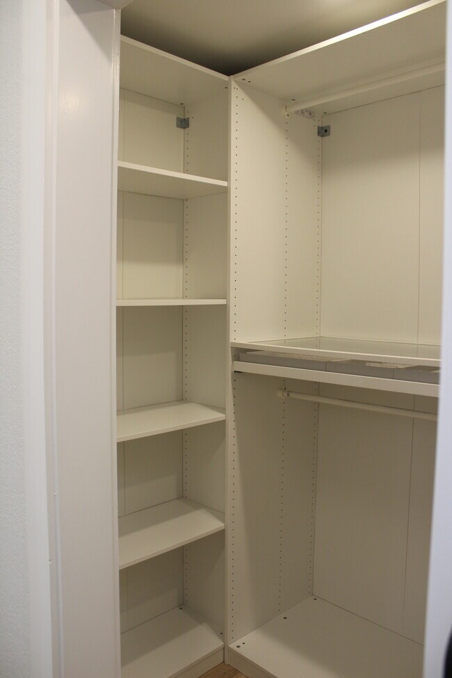 Building Photo - 2106 Rainbow Dr