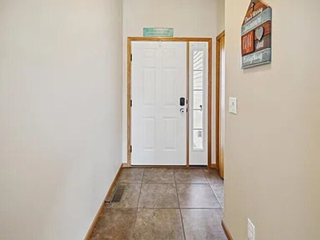 Building Photo - Coralville 4 Bedroom 4 Bath 3 Level Town H...