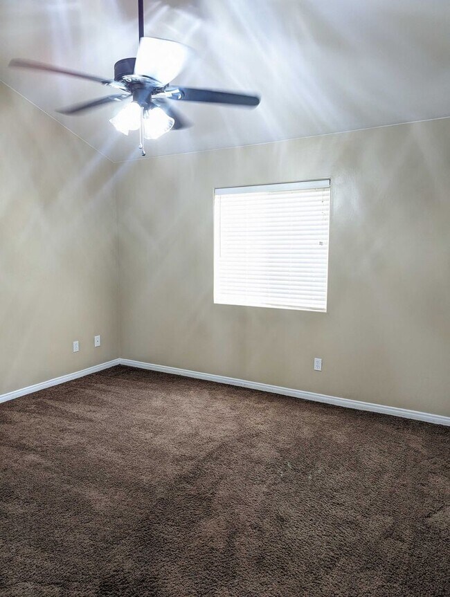 Building Photo - Comfortable Home in East Bakersfield