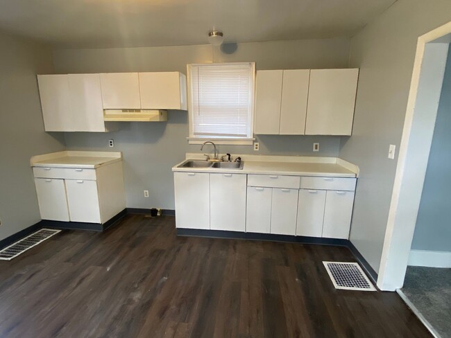 Building Photo - Remodeled 2 bed 1 bath home