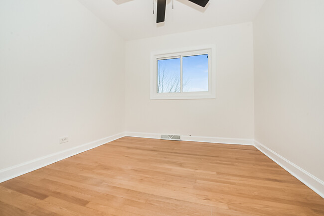 Building Photo - 623 Maple Ct