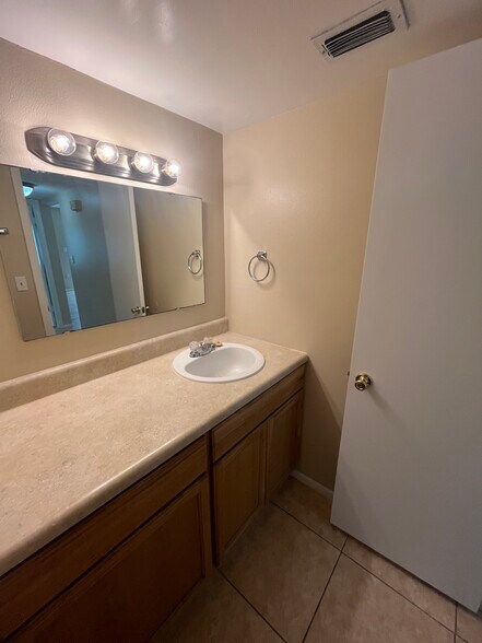 Building Photo - 300 Cherokee Ct
