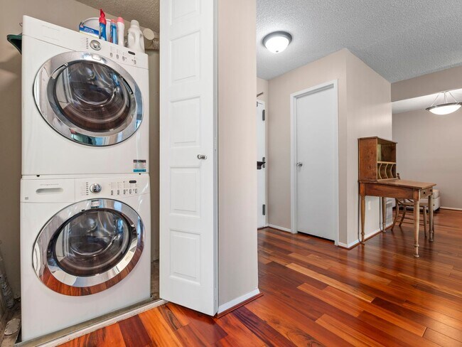 Building Photo - This beautiful 1 bed, 1 bath condo with ov...