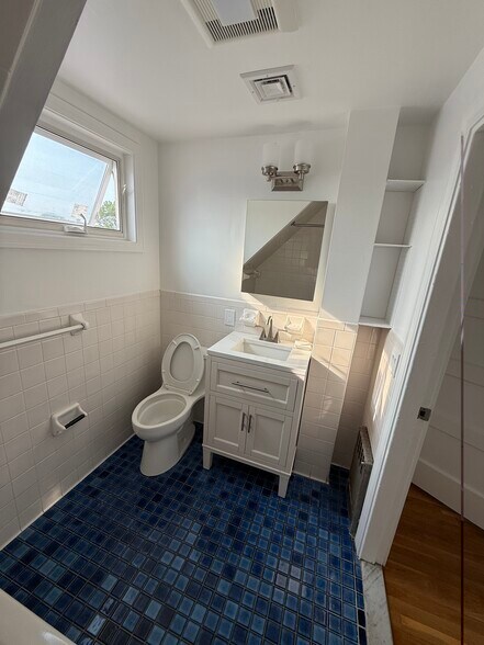 Building Photo - 96 Munroe St