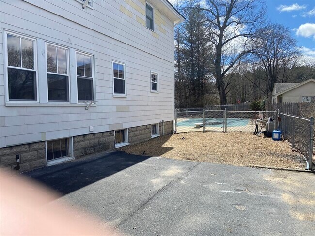 Building Photo - 16 Taft St