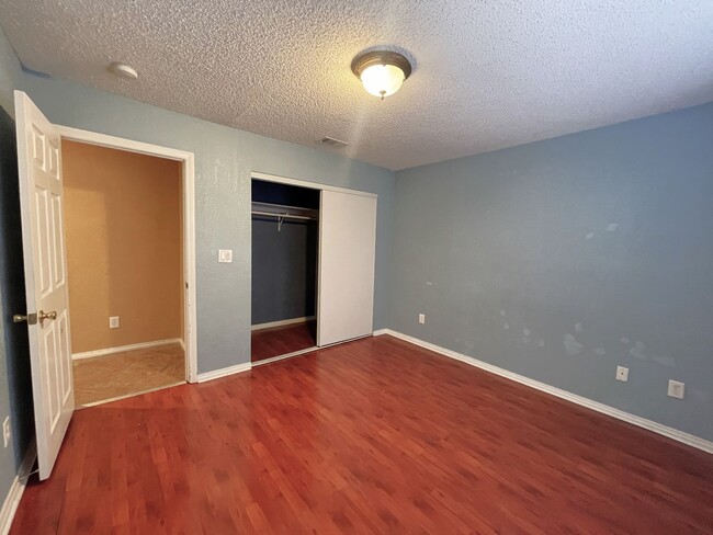 Building Photo - Spacious 3 Bedroom Available Now