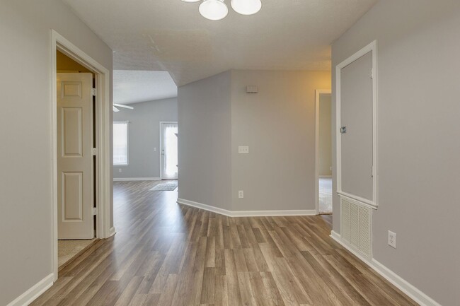 Building Photo - Adorable 2 bed/2 bath condo Hermitage