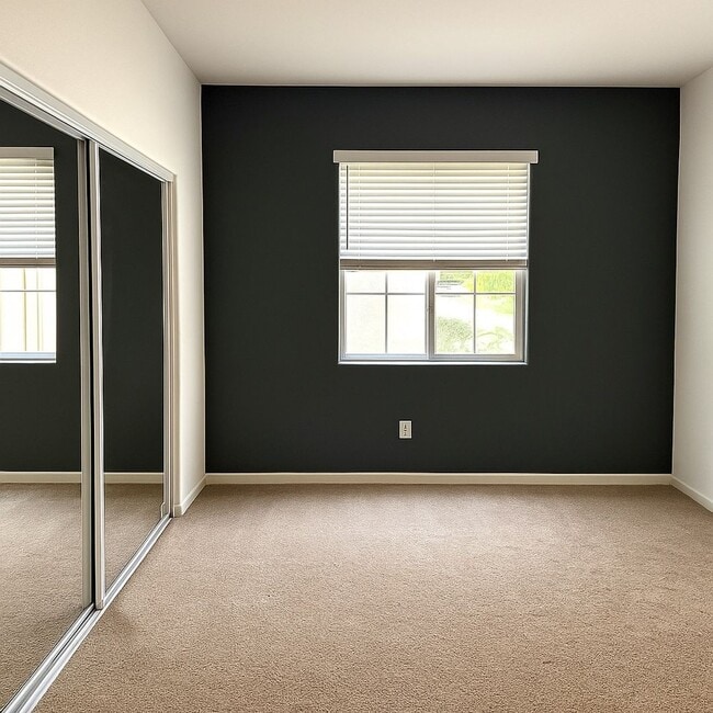 Building Photo - Beautifully Updated 3 Bed/3 Bath Townhouse...