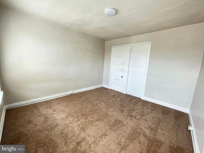 Building Photo - 1736 Darley Ave