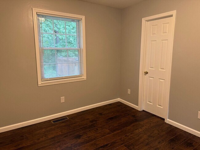 Building Photo - Beautiful 3 Bedroom House in West Knoxville