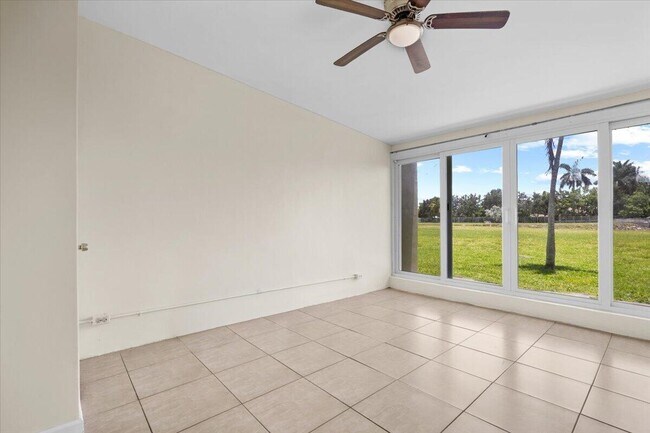 Building Photo - 5540 Lakewood Cir S