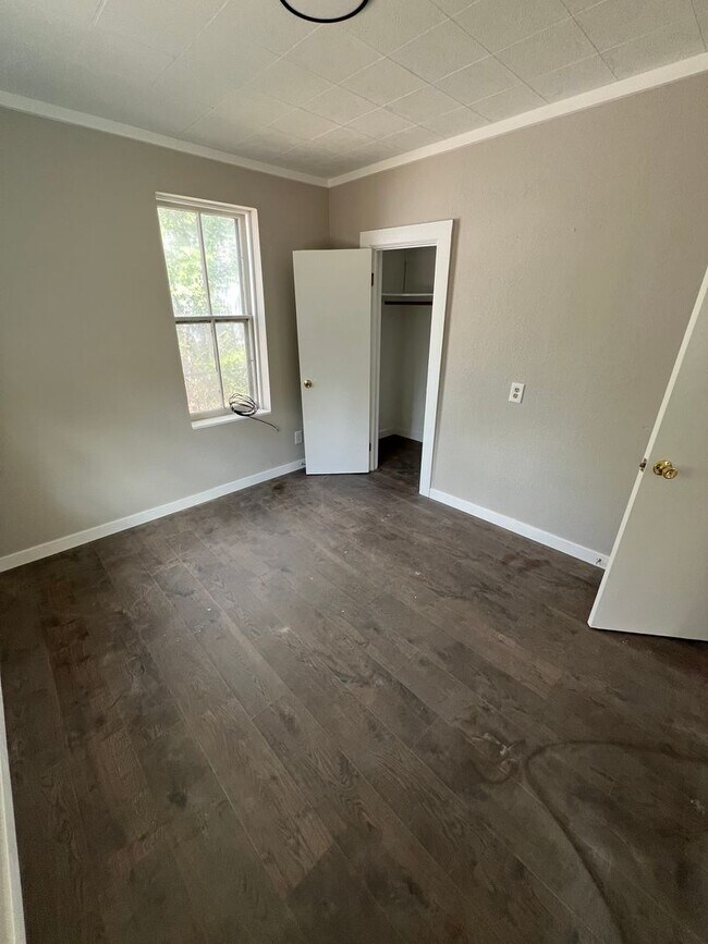 Building Photo - Newly Remodeled 2 Bedroom Home
