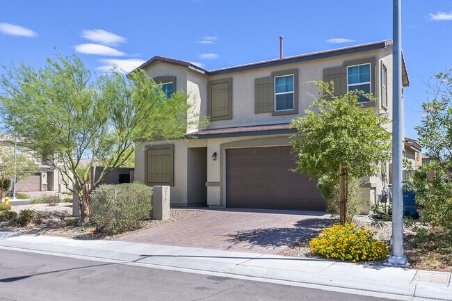 Building Photo - NW!! Solar!!  Gated!!  Bed and bath downst...