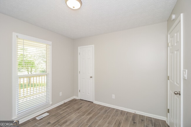 Building Photo - 333 Oak Landing Cir