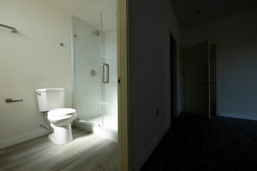 Building Photo - 1128 W 39th St