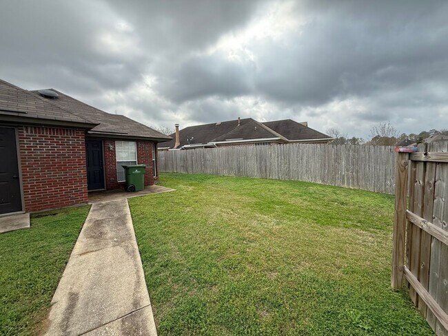 Building Photo - ** 3 bed 2 bath located in Thorington Trace ** Call 334-366-9198 to schedule a self tour