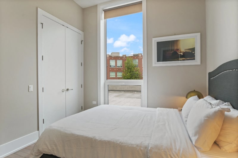 Building Photo - 943 N Kingsbury St