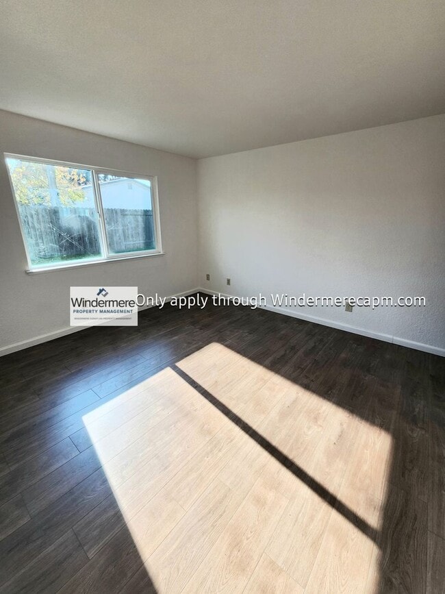 Building Photo - Charming 3 bedroom 2 bath Home- Available Now!