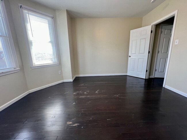 Building Photo - Gorgeous 3-Bedroom Townhome in Elmwood Park! Available NOW!