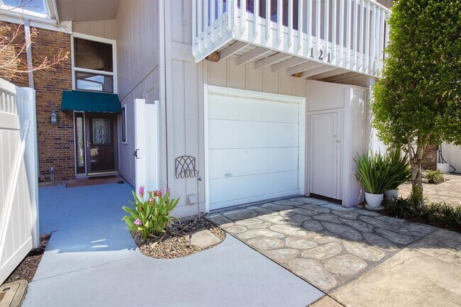 Building Photo - 121 Lagoon Ct
