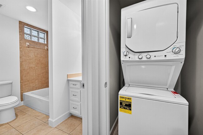 Building Photo - 2710 Hullsmith Dr