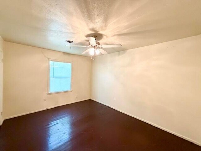 Building Photo - 122 Meadowbrook St