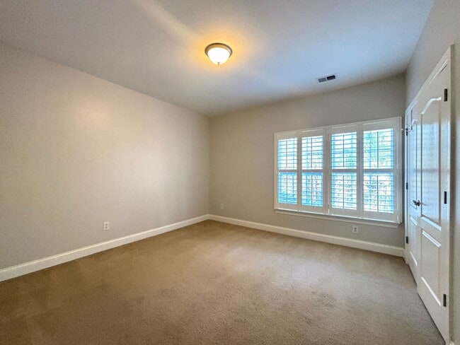 Building Photo - Available 1/15. Beautiful Remodeled 5 BR/4 BA Home in Park West!