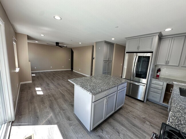 Building Photo - 6 bedroom/ 2.5 bath in Rohnert Park