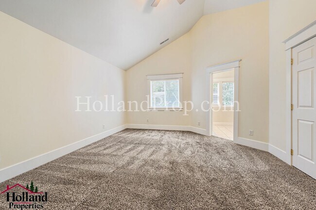 Building Photo - Great, Spacious & Inviting Home in the Heart of Milwaukie! Move-in Special DISCOUNT of $200!!!